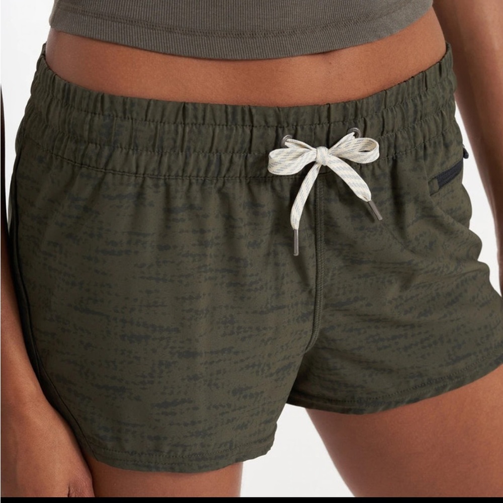 VUORI 2.5” shorts in olive size small